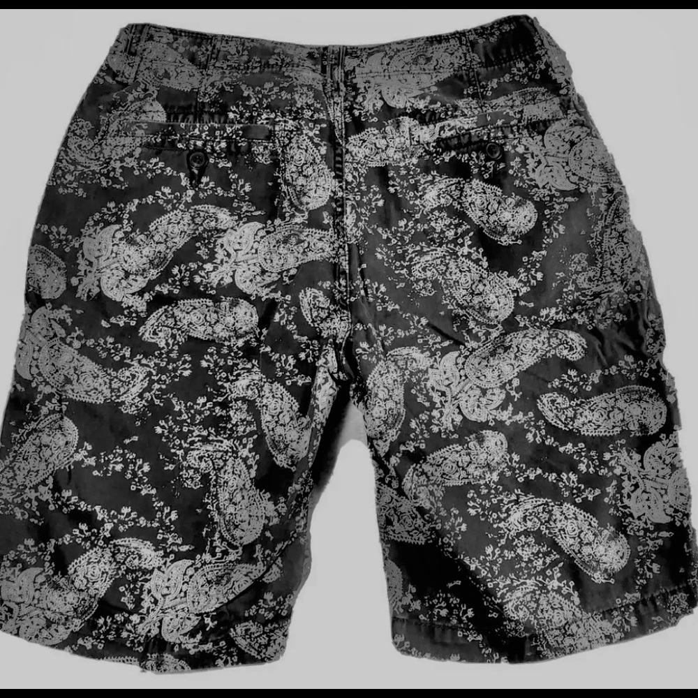 ARIZONA JEAN Co. THE ORIGINAL SIZE 30 BERMUDAS IN HAWAIIAN PRINT.